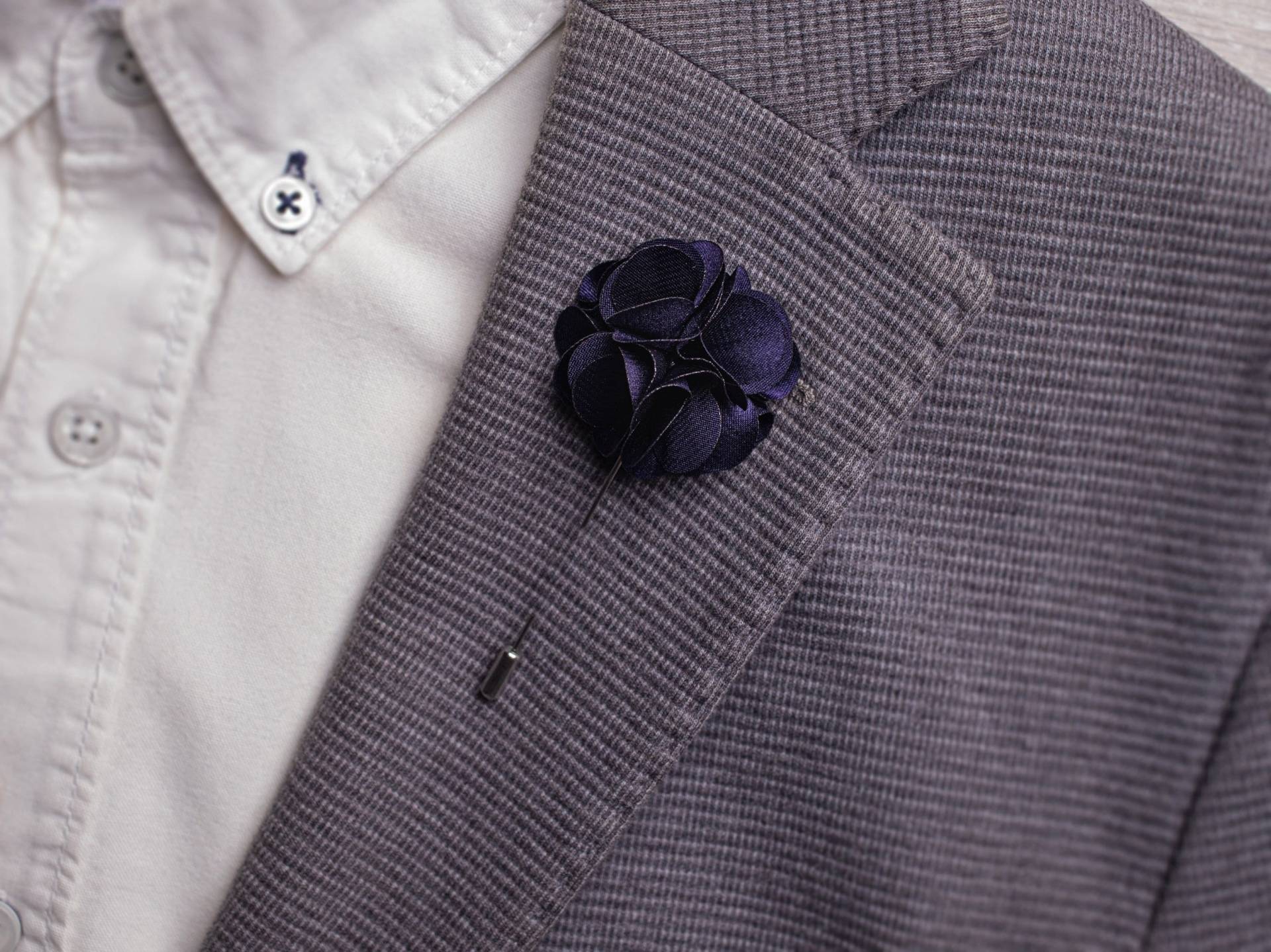 Navy Blue Revers Pin, Blumen Boutonniere, Männer Anstecknadel, Groomsmen Accessoire, Nadel Brosche, Hochzeit Pin Navy Blue Revers Pin, Blumen Boutonniere, Männer Anstecknadel, Groomsmen Accessoire, Nadel Brosche, Hochzeit Pin von BloomLapelPins