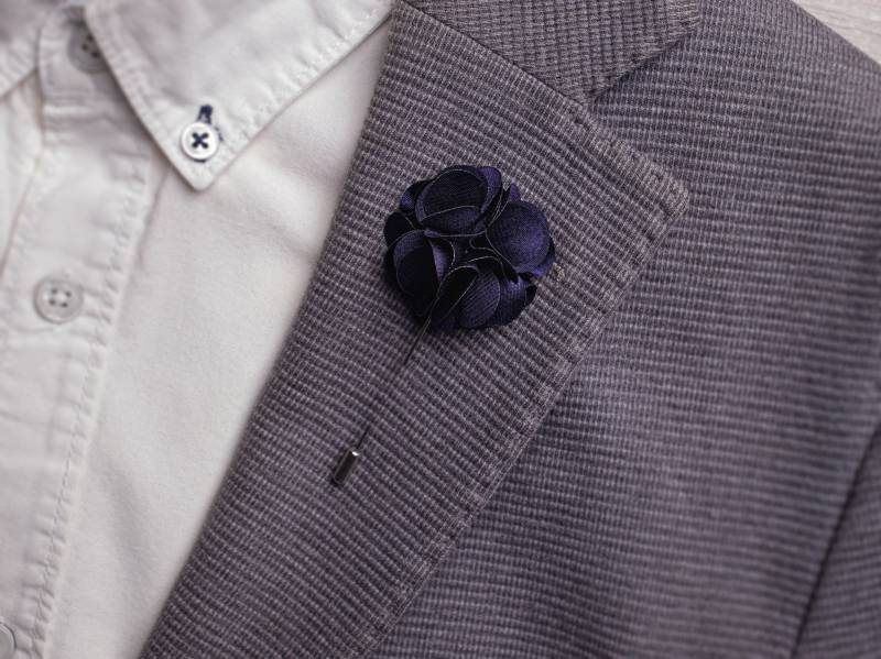 Navy Blue Revers Pin, Blumen Boutonniere, Männer Anstecknadel, Groomsmen Accessoire, Nadel Brosche, Hochzeit Pin von BloomLapelPins