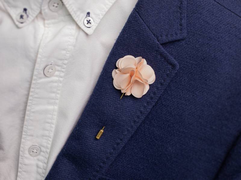 Pastell Hochzeit Pin, Pfirsich Boutonniere, Blume Revers Herren Anzug Zubehör, Geschenk Für Mann, Stilvolle Mantel Kleine Brosche von BloomLapelPins