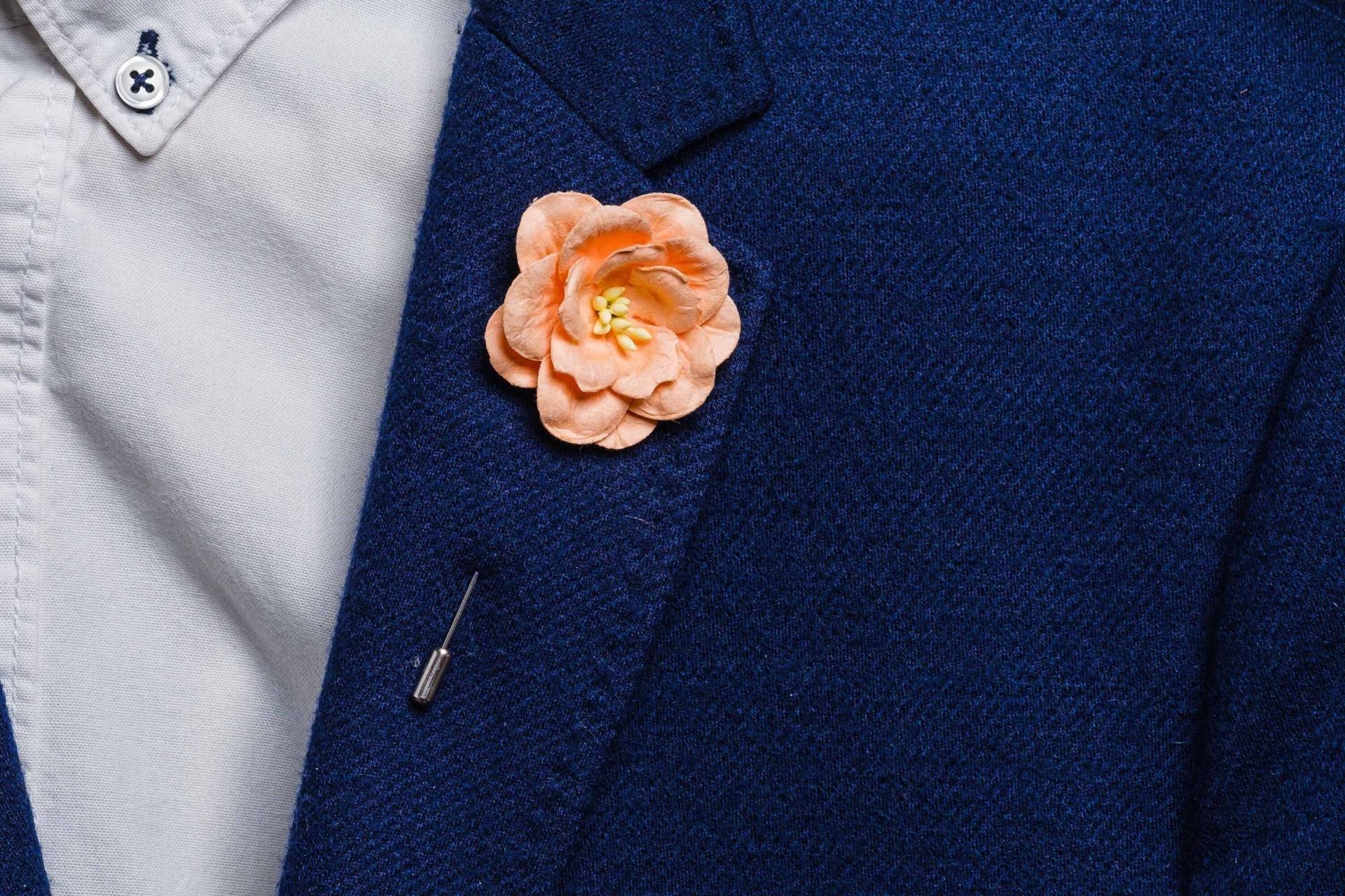 Pfirsichfarbene Gardenia Blumen-Anstecknadel, Herrenanzug Boutonniere, Korallen-Champagner-Magnolien-Anstecknadel, Rustikale Anstecknadel Für Männer von BloomLapelPins