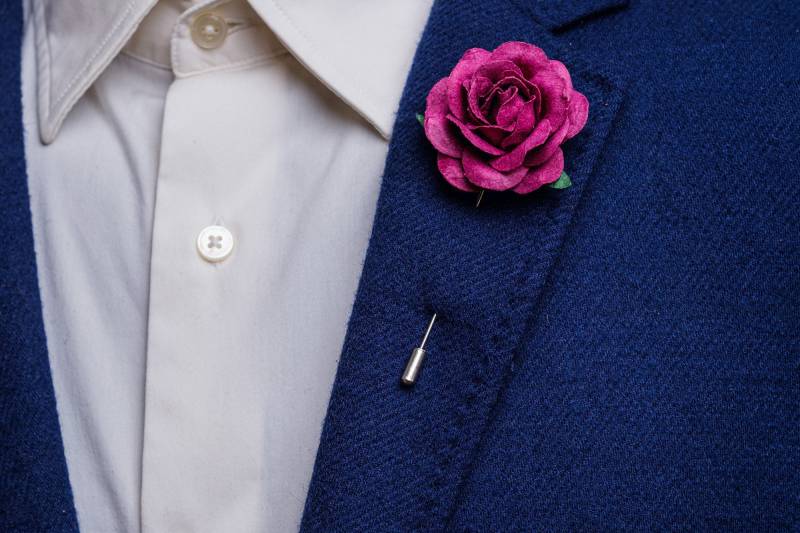 Pflaumenfarbene Sperrige Papierrose Für Revers, Groomsmen-Knopfloch, Tiefviolette Anstecknadel, Sommerliche Viktorianisch Inspirierte Sticknadel von BloomLapelPins