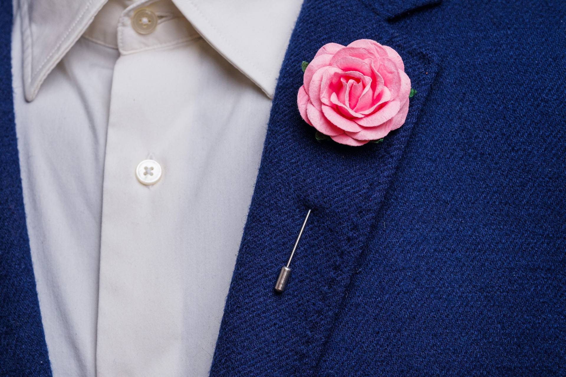 Rosa Japanisch Inspirierte Papier-Rosen-Boutonniere Für Männer, Hochzeitsanzugzubehör, Kleines Vatergeschenk Unter 20, Formelle von BloomLapelPins