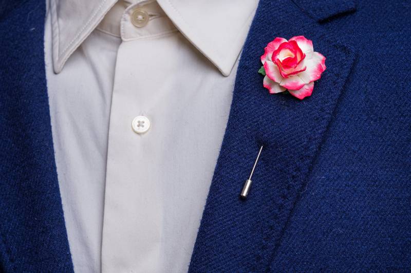 Rote Ombre Lockige Papier-Made Groomsmen Boutonniere, Hochzeitstag Sommer Themed Blumenpin, Rustikale Inspirierte Anstecknadel, Kleine Papa Geschenk von BloomLapelPins