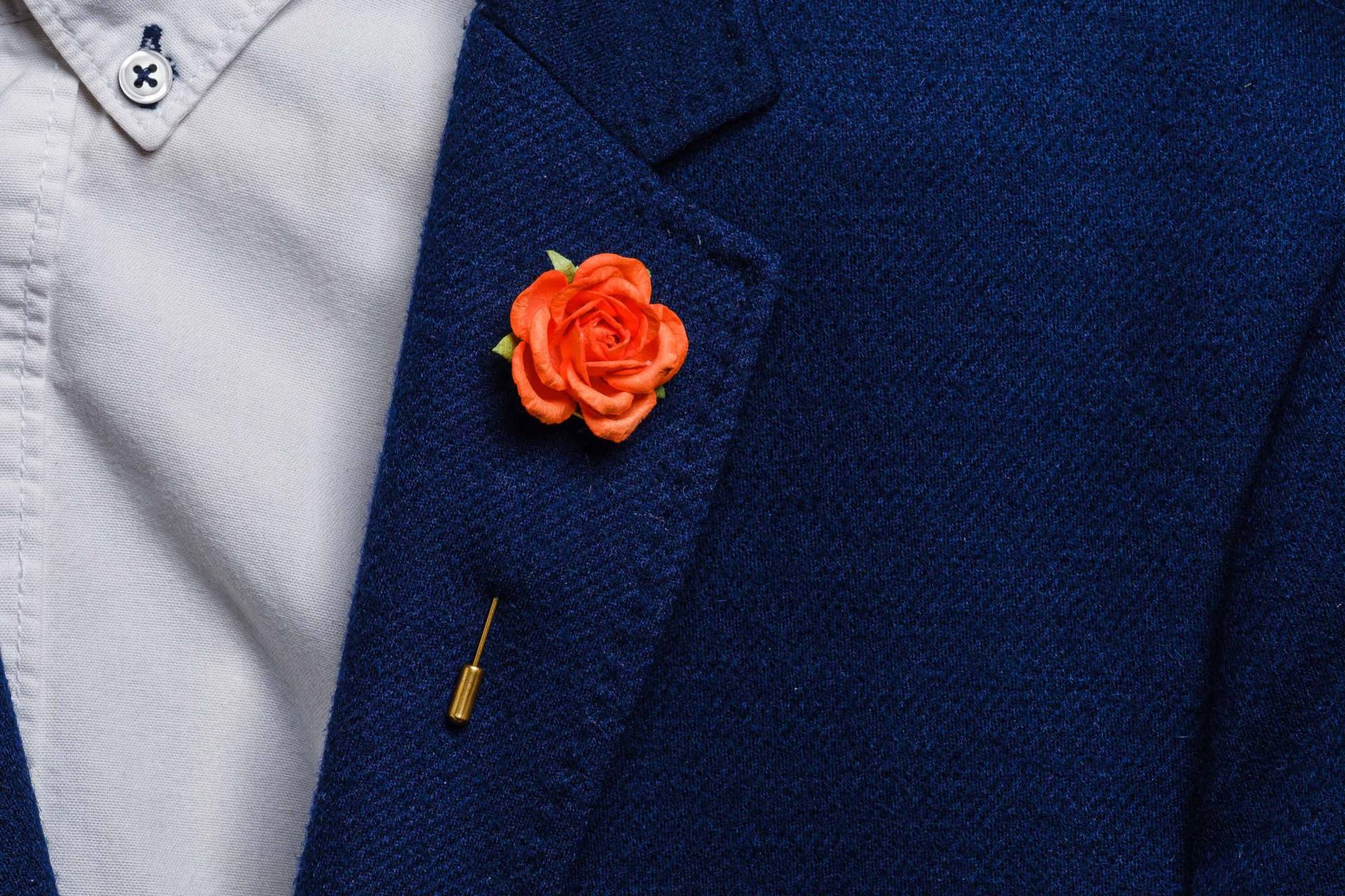 Schöne Pfirsich Farbe Boutonniere, Orange Hochzeit Pin, Groomsmen Geschenk, Brosche Knopfloch, Anzug Zubehör Männer, Geschenk Für Papa, Rose Pin von BloomLapelPins