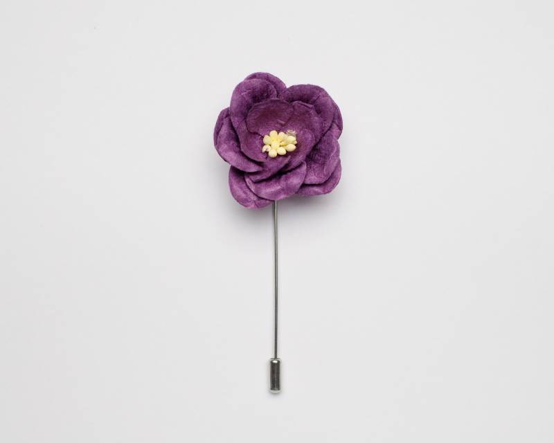 Tief Dunkle Lila Magnolie Blume Pin Für Revers - Groomsmen Boutonniere Hochzeit Event Brosche Geschenk Männer Kleine Anstecknadel von BloomLapelPins
