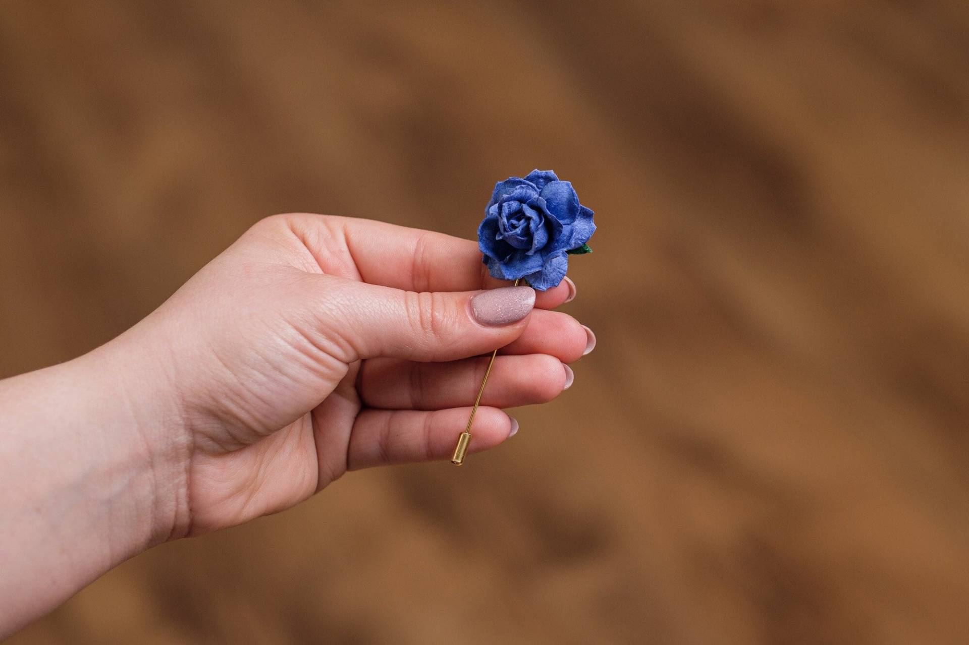 Tiefblaue Papier Rose Anstecknadel, Abschlussball Boutonniere Für Ihn, Stilvolle Revers Blume, Hochzeit Boutonniere, Lockiges Blumen Knopfloch Anzug von BloomLapelPins