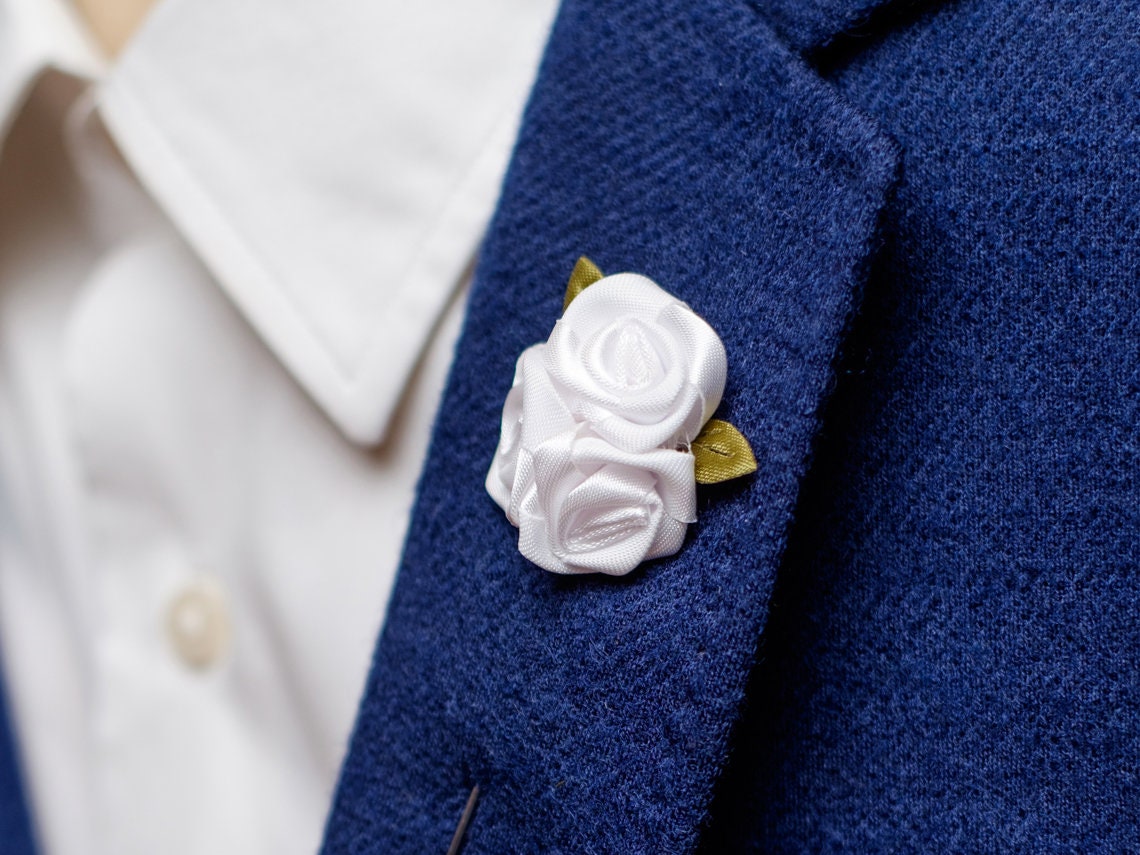 Weiße Rose Revers Pin, Anzug Blume Anstecknadel Männer, Hochzeit Boutonniere, Floral Ehe Anstecknadel, Gast Pin Weiße Rose Revers Pin, Anzug Blume Anstecknadel Männer, Hochzeit Boutonniere, Floral Ehe Anstecknadel, Gast Pin von BloomLapelPins