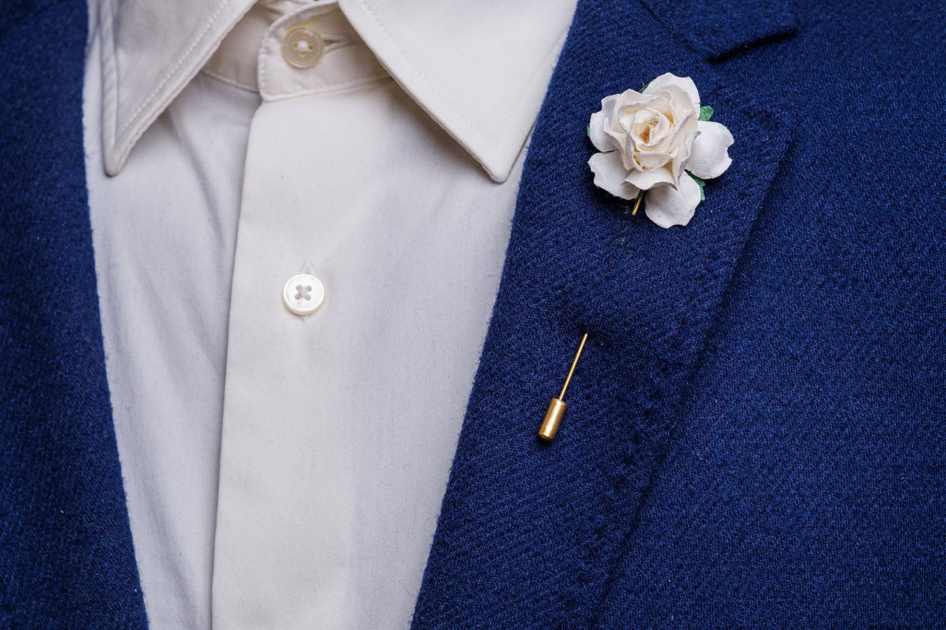 Weiße Rosen-Anstecknadel, Boutonniere Für Männer, Rosenblumen-Bräutigam-Anstecknadel, Einzigartige Anzug-Brosche, Moderne Anstecknadel von BloomLapelPins