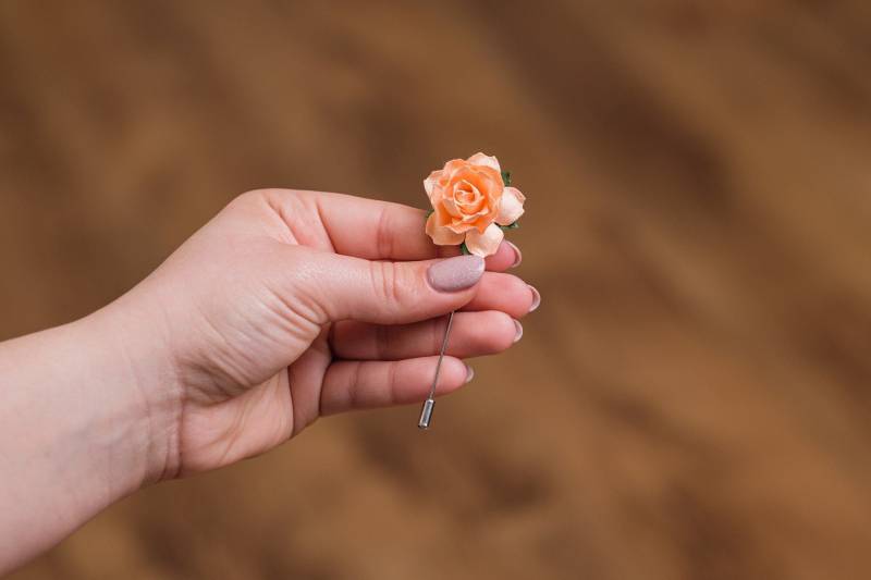 Weit Geöffnete Pfirsich Revers Pin, Sommer Party Männer Brosche, Sanfte Lilie Boutonniere, Elegante Formelle Event Zierliche Anzug Accessoires von BloomLapelPins