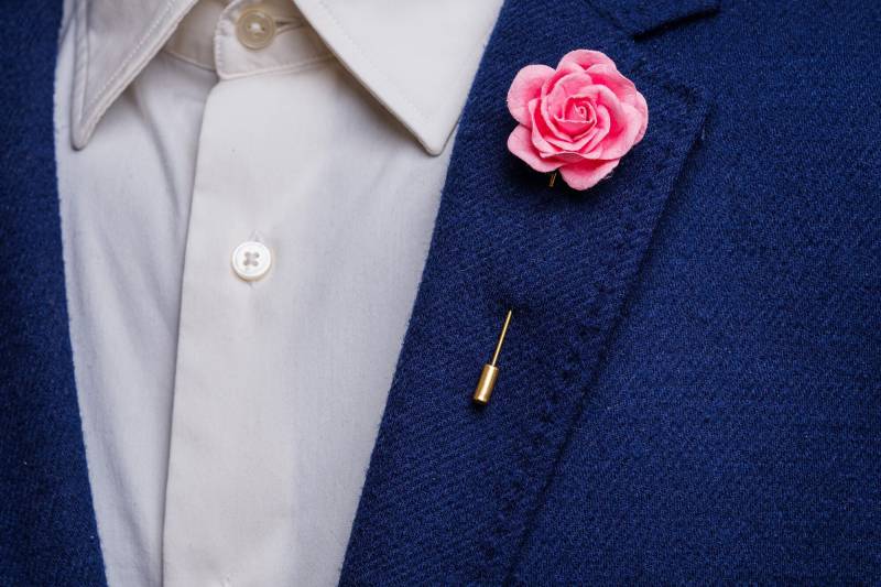 strukturierte Rosa, Weit Offene Blumen-Boutonniere Mit Goldener/Silberner Nadel - Viele Farben Verfügbar, Geeignet Für Partys Besondere von BloomLapelPins