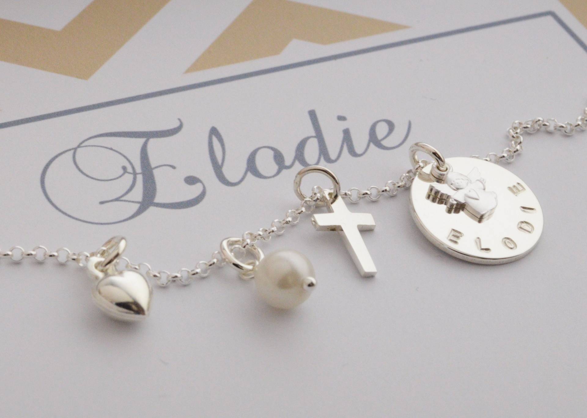 Namenskette Mein Engelchen Kommunion Kette Mit Gravur Engel Kreuz Herz Perle Im Bloomgart Geschenkkarton Namenskette Mein Engelchen Kommunion Kette Mit Gravur Engel Kreuz Herz Perle Im Bloomgart Geschenkkarton von Bloomgart