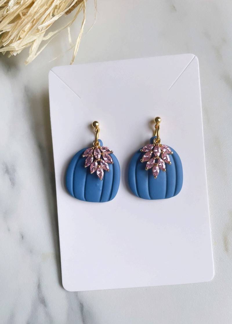 Blaue Kürbis Ohrringe Polymer Clay Mit Rosa Blatt Charm Blaue Kürbis Ohrringe Polymer Clay Mit Rosa Blatt Charm von BloomingDayClay