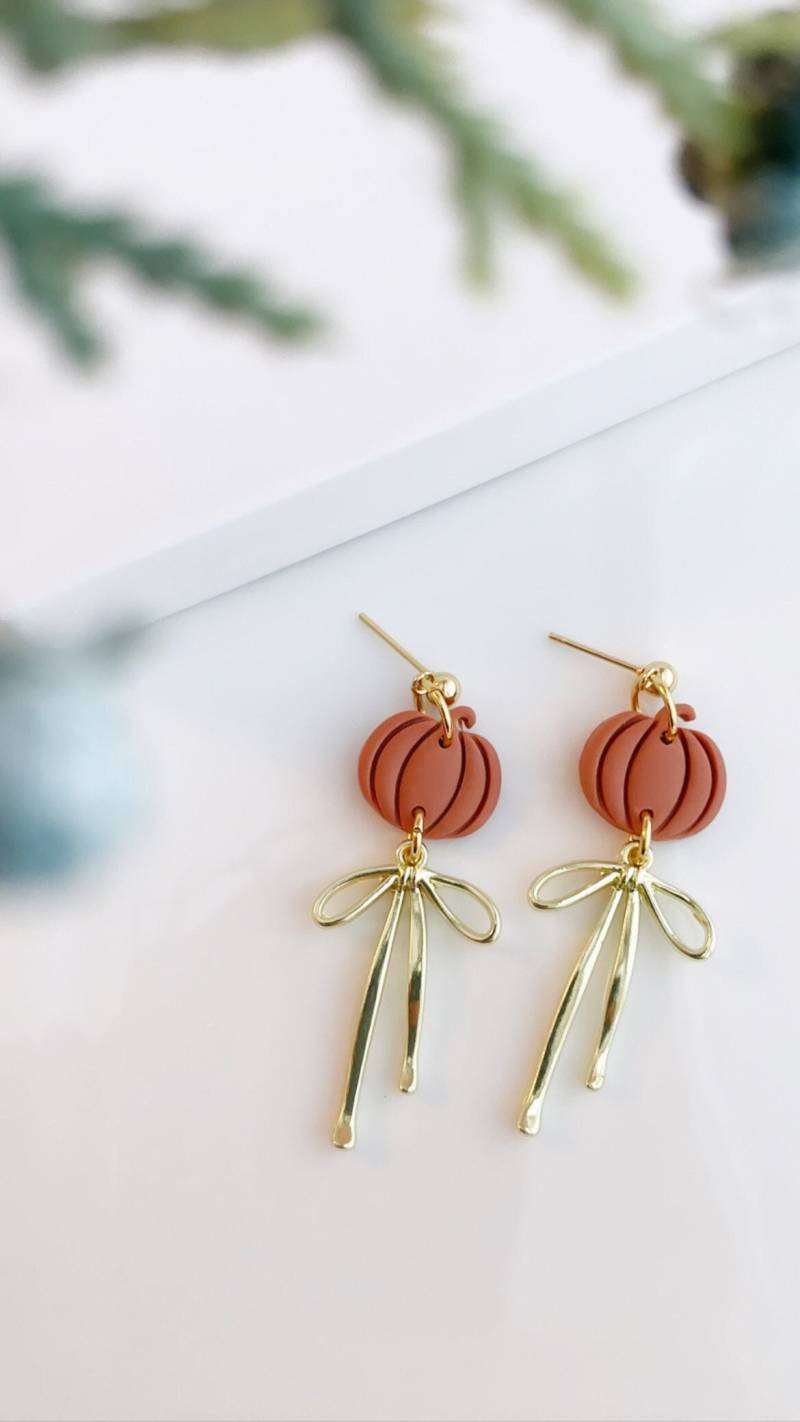 Kürbis Baumelt, Herbst Ohrringe, Fimo Bogen Halloween Mode Ohrringe von BloomingDayClay
