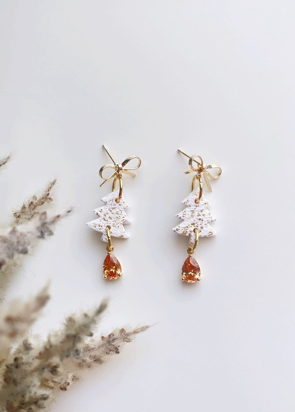 Urlaub Weihnachtsbaum Ohrringe, Winter Schmuck, Geschenke Für Sie, Ton Weiße Baum 18K Vergoldet Bogen Ohrringe Urlaub Weihnachtsbaum Ohrringe, Winter Schmuck, Geschenke Für Sie, Ton Weiße Baum 18K Vergoldet Bogen Ohrringe von BloomingDayClay