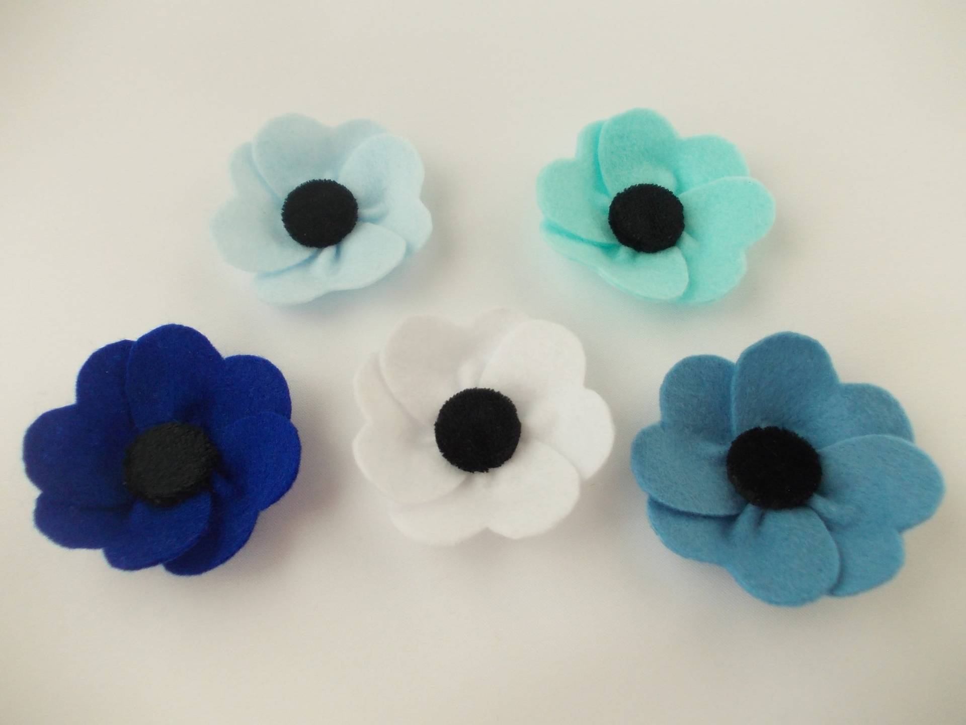 Filz Anemone Brosche Blume Anstecknadel Blau Weiß Türkis von BloomingGloryGifts