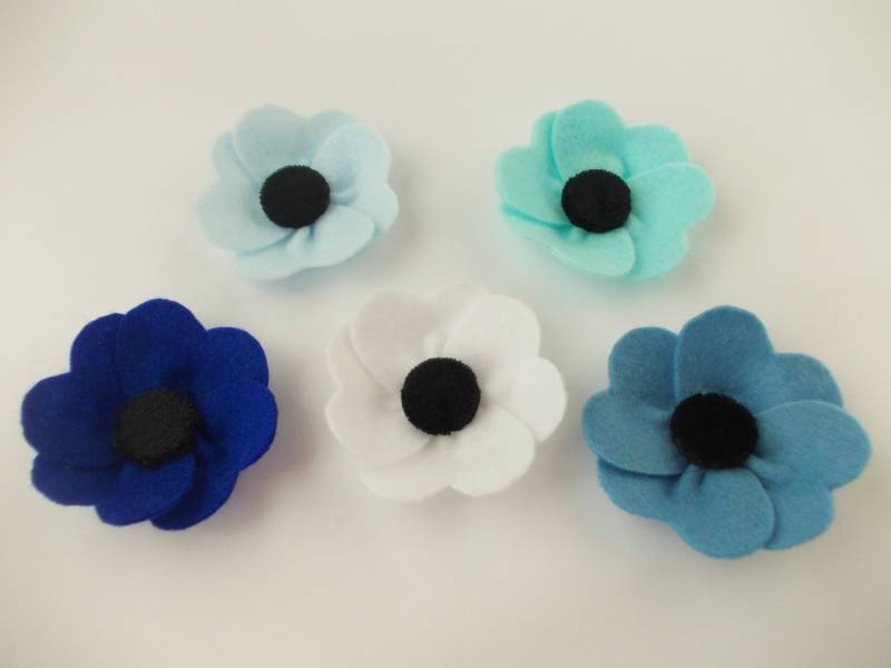Filz Anemone Brosche Blume Anstecknadel Blau Weiß Türkis von BloomingGloryGifts