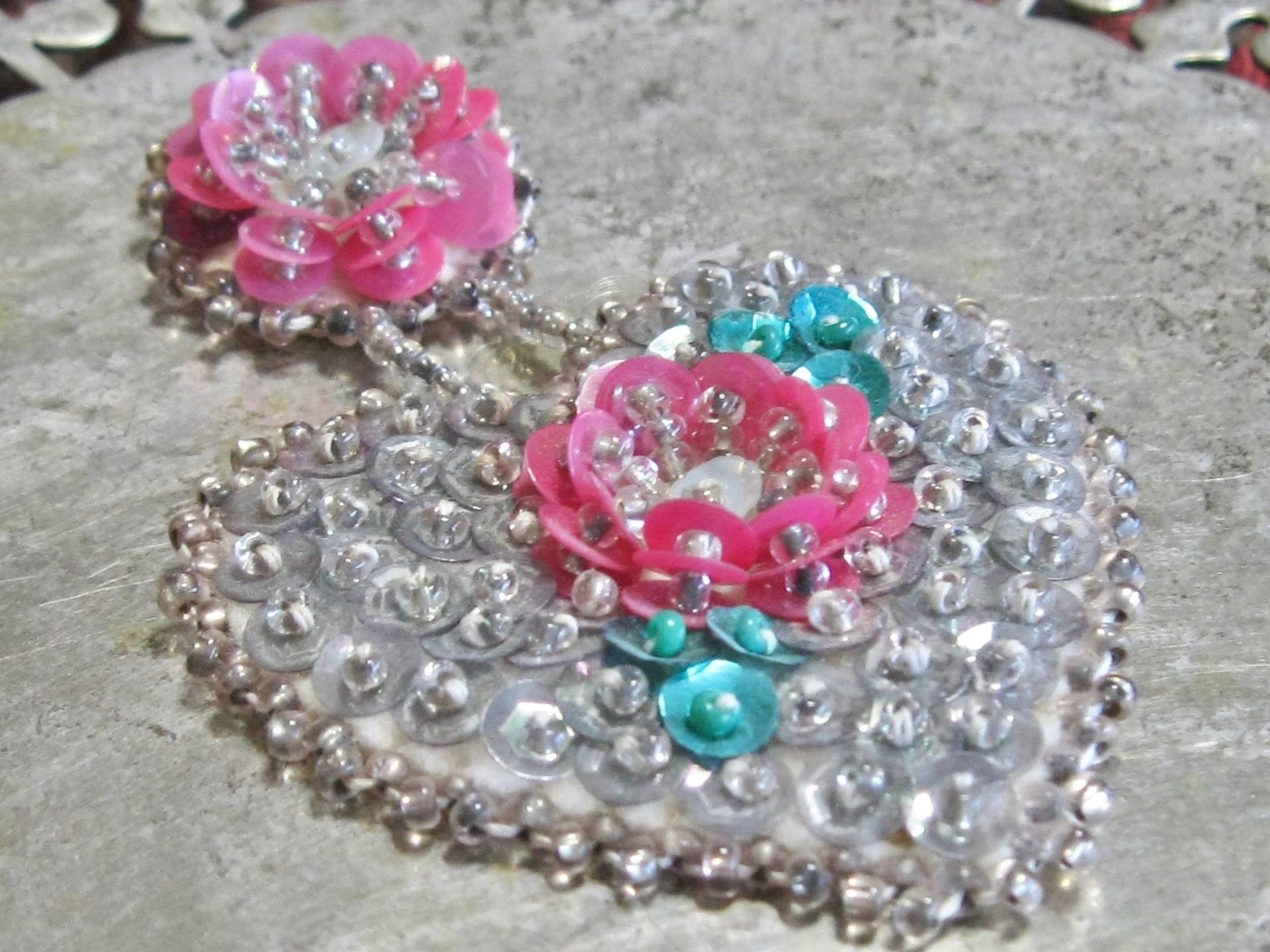 Vintage Pailletten Herz Brosche - Mit Rosa Blumen Und Aqua Grünen Blättern Schimmernd Silber Körper Bezauberndes Handgemachtes Stück 1930Er von BloomingJewels2