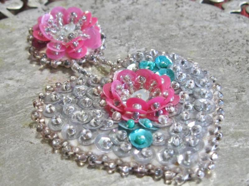 Vintage Pailletten Herz Brosche - Mit Rosa Blumen Und Aqua Grünen Blättern Schimmernd Silber Körper Bezauberndes Handgemachtes Stück 1930Er von BloomingJewels2