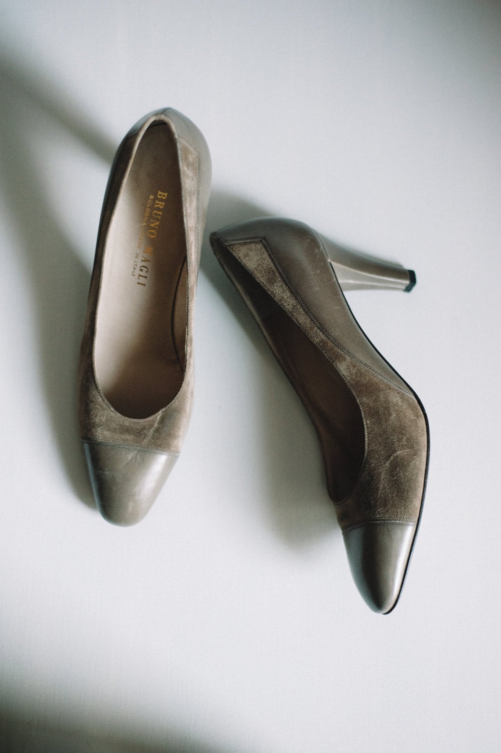 Bruno Magli Suede Und Lederpumps Grau/Größe 8 Grauen Wildlederpumps Cap Toe Wildleder Pumpen Heels Neiman Marcus von BloomsburyHouse