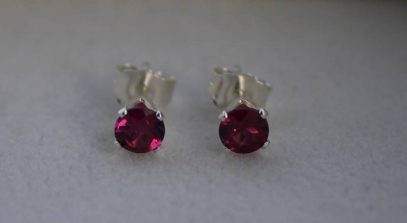 Granat Rhodolith Kleine Ohrstecker von BloomyStones