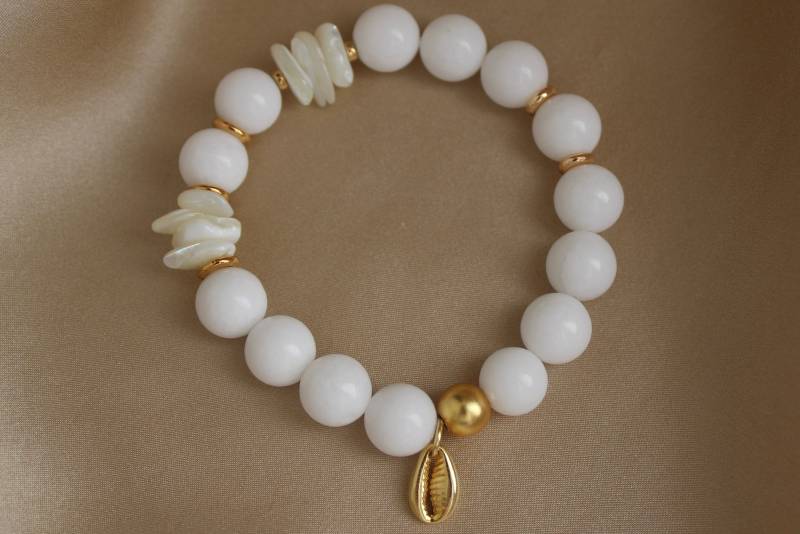 Halbedelstein Armband/Weiße Jade/ Perlmutt/ Vergoldet von BloomyStones