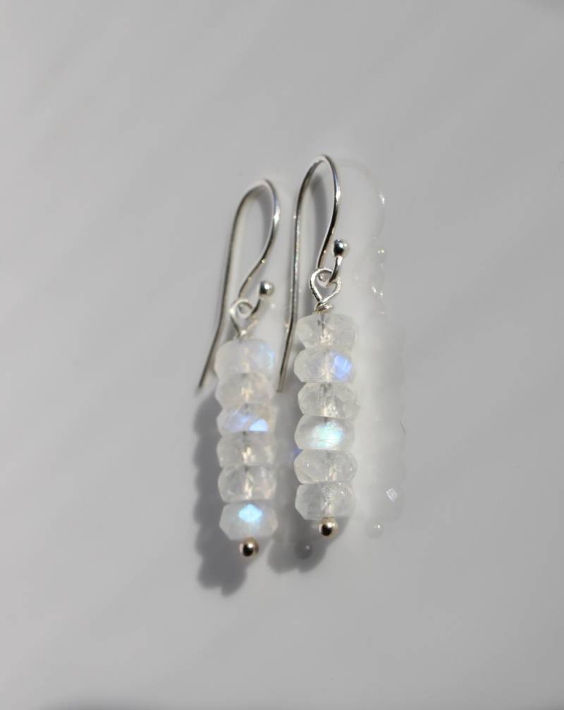 Regenbogen Mondstein Bar Ohrringe von BloomyStones