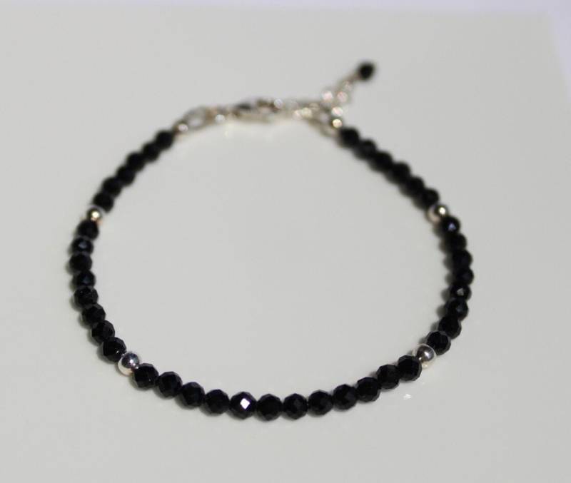 Schwarzer Turmalin Edelstein Mit Karen Hill Tribe Silber Perlen Armband von BloomyStones