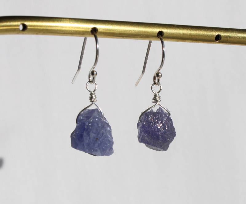 Tansanit Rohe Steinchen Ohrringe von BloomyStones