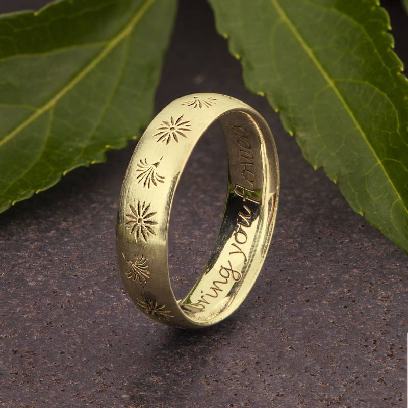 Handgemachter 14K Gold Margeriten Ring Blumenband Mit Gravur, Comfort Fit von BlossomAndSuch