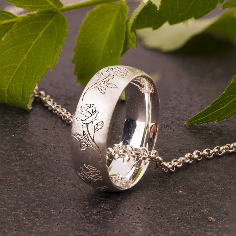 Handgemachter Sterling Silber Ring Mit Eingravierter Rose von BlossomAndSuch