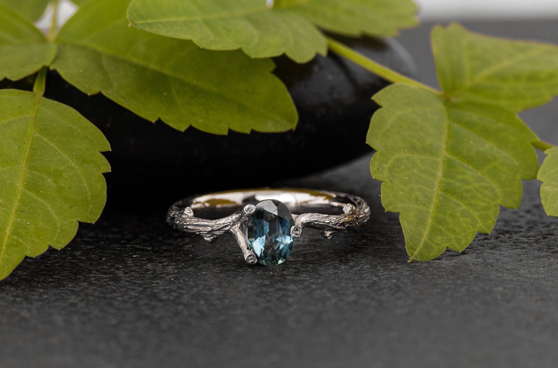 Platin Zweig Ring, Verlobungsring, Teal Saphir Montana Blau Grün Ring von BlossomAndSuch