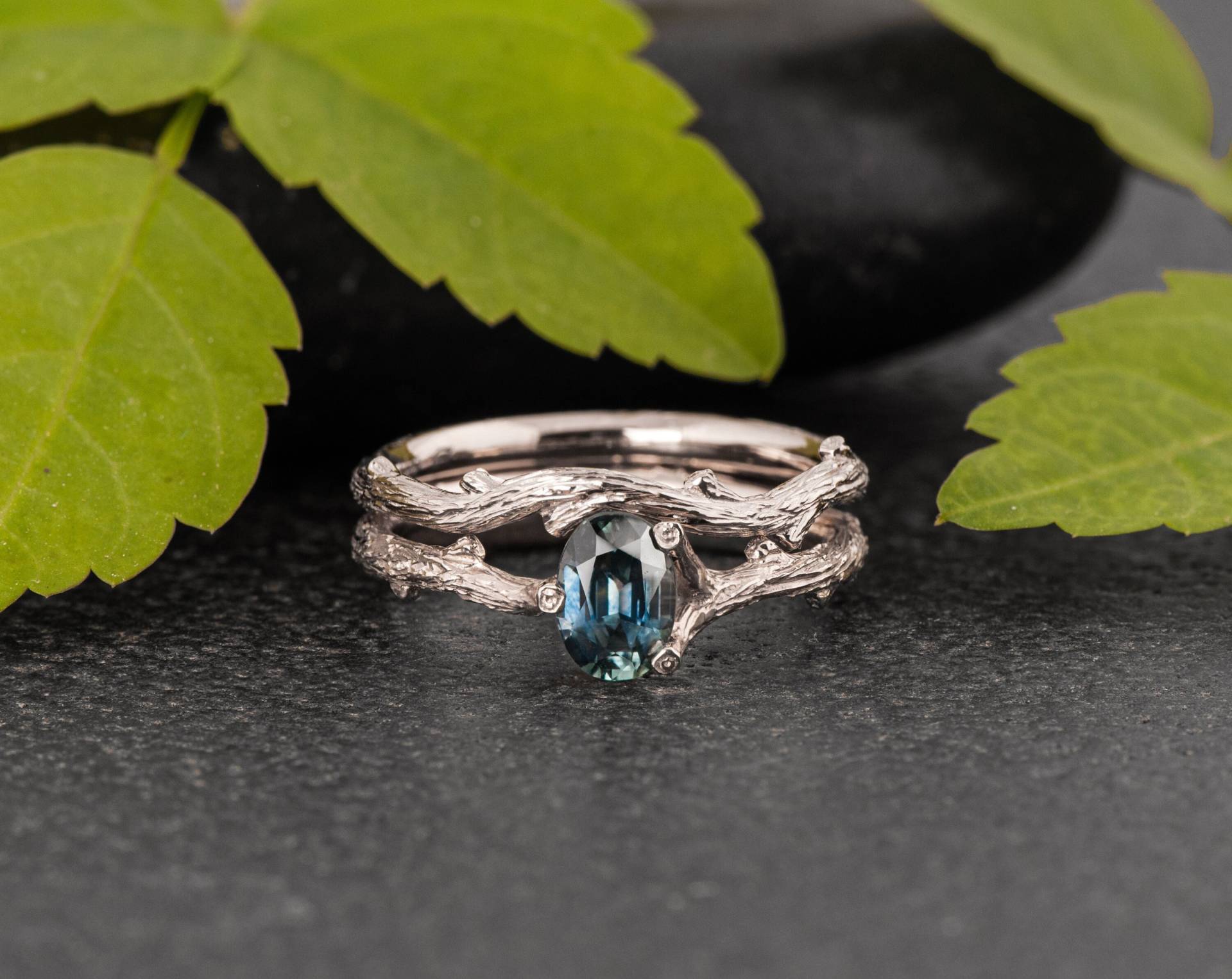 Platin Zweig Ring, Verlobungsring, Teal Saphir Montana Blau Grün Ring von BlossomAndSuch