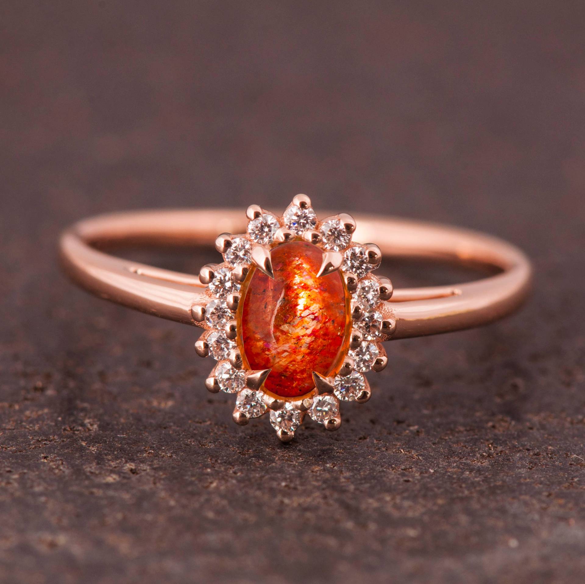 Sonnenstein Verlobungsring Diamant Halo Aus Recyceltem Gold von BlossomAndSuch