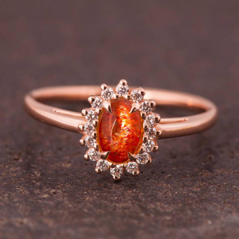 Sonnenstein Verlobungsring Diamant Halo Aus Recyceltem Gold von BlossomAndSuch