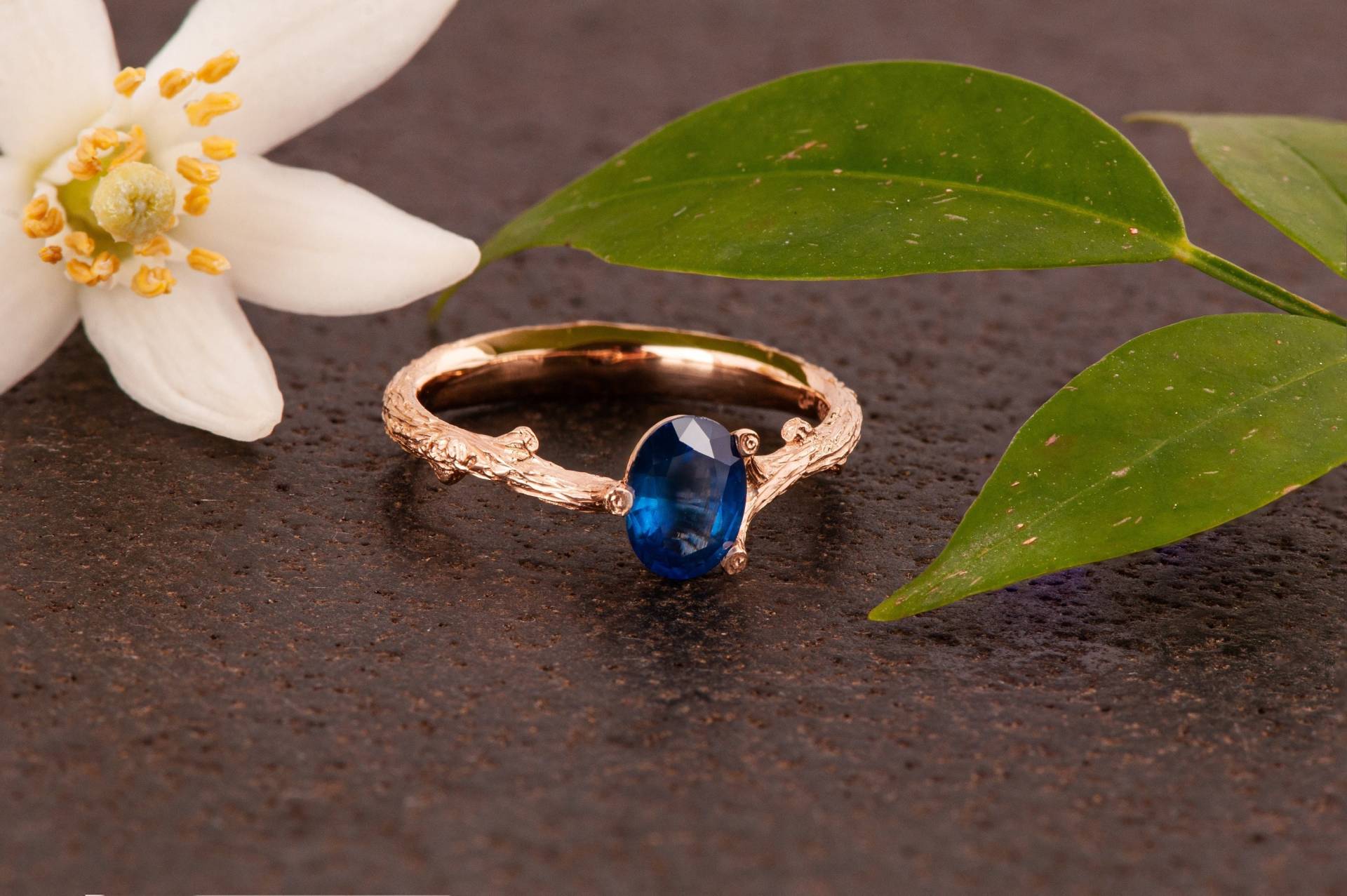 Zweig Verlobungsring, Blauer Saphir Ring, Ovaler Ring von BlossomAndSuch