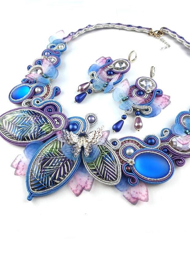 Schmetterling Soutache Halskette Und Ohrringe Set, Handgemachter Bestickter Schmuck Mit Kristallen Cabochons von BlossomArtJewels