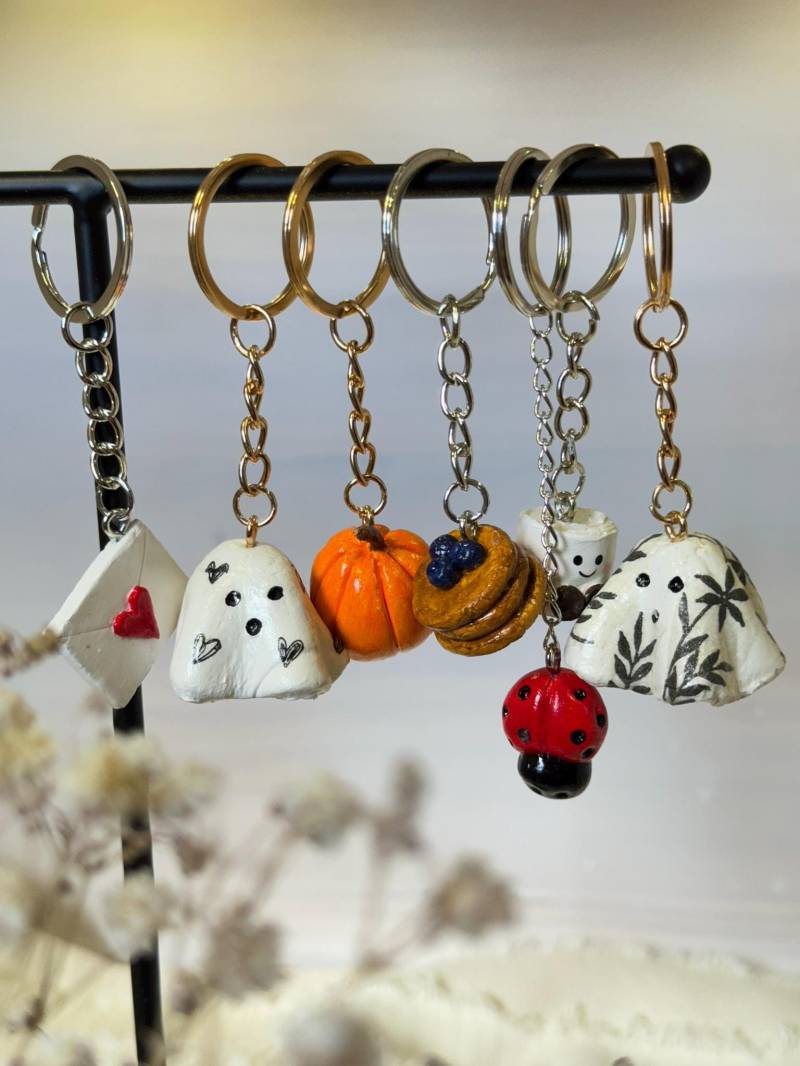 Handgemachter Schlüsselanhänger Aus Ton - Unikat Polymer Clay Charm Jellycat Geschenkidee Für Buchliebhaber/Freunde/Foodies von BlossomInkStudioShop