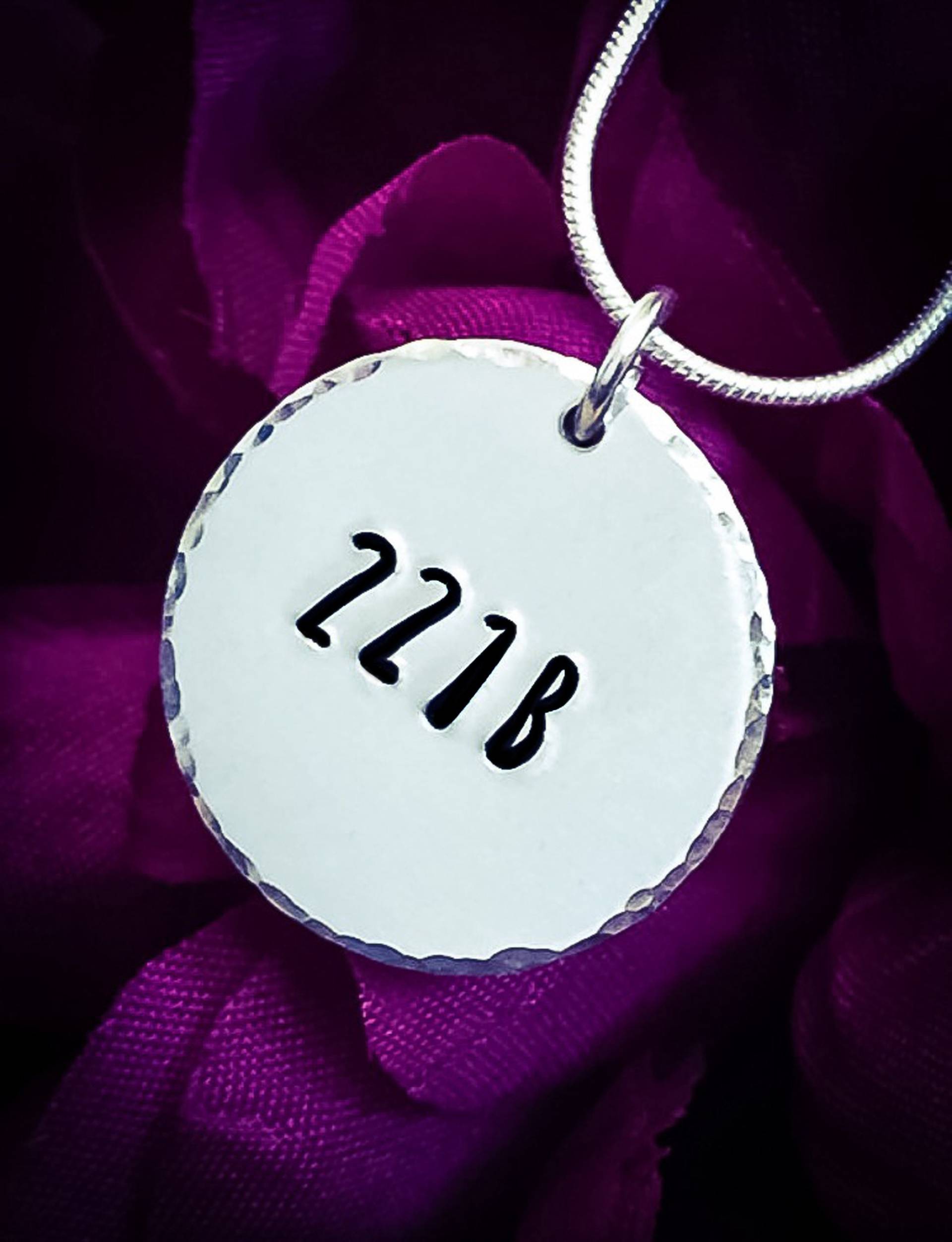 221B Handgestempelte Halskette Sherlock Holmes Geschenk 221B Handgestempelte Halskette Sherlock Holmes Geschenk von BlossomWitchUK