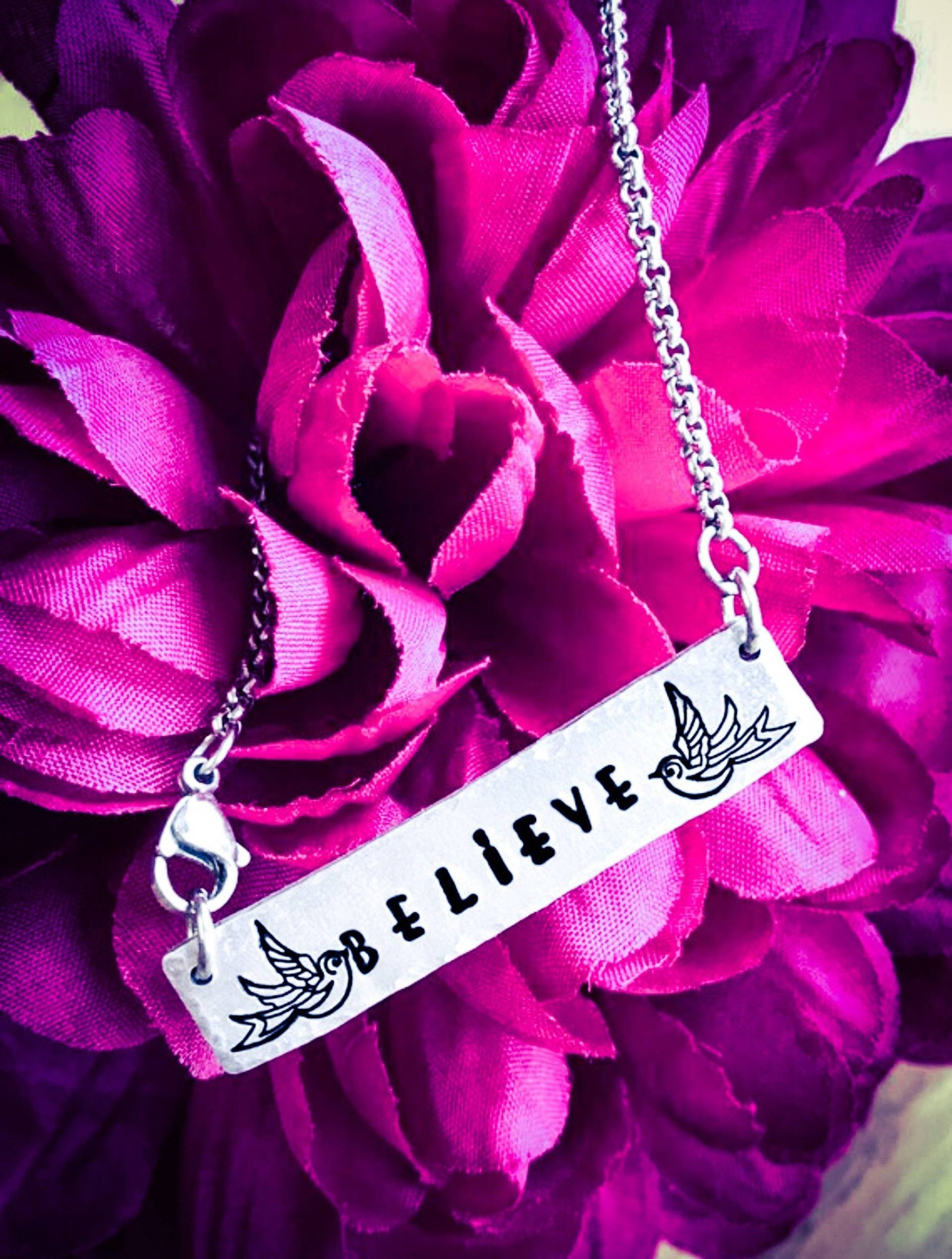 "Handgestempelte "Believe" Schwalben-Halskette Inspirierender Aluminiumanhänger." "Handgestempelte "Believe" Schwalben-Halskette Inspirierender Aluminiumanhänger." von BlossomWitchUK