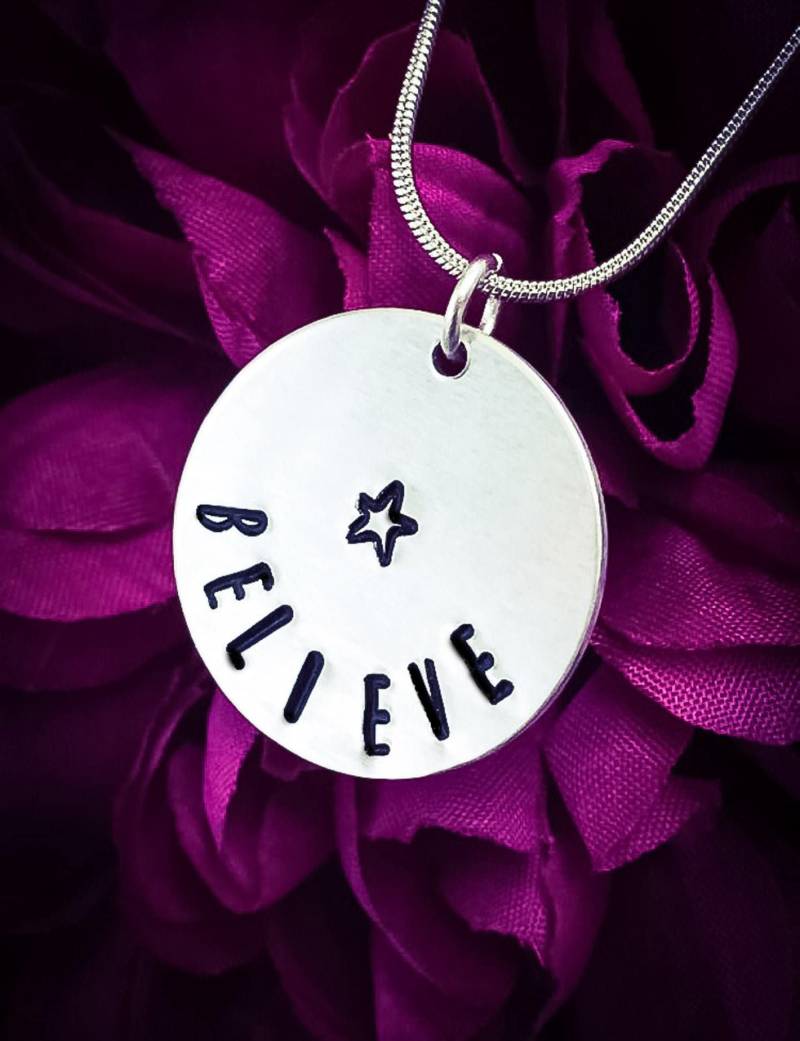 "Handgestempelte "Believe"-Halskette Aluminium-sternanhänger, Inspirationsgeschenk." "Handgestempelte "Believe"-Halskette Aluminium-sternanhänger, Inspirationsgeschenk." von BlossomWitchUK