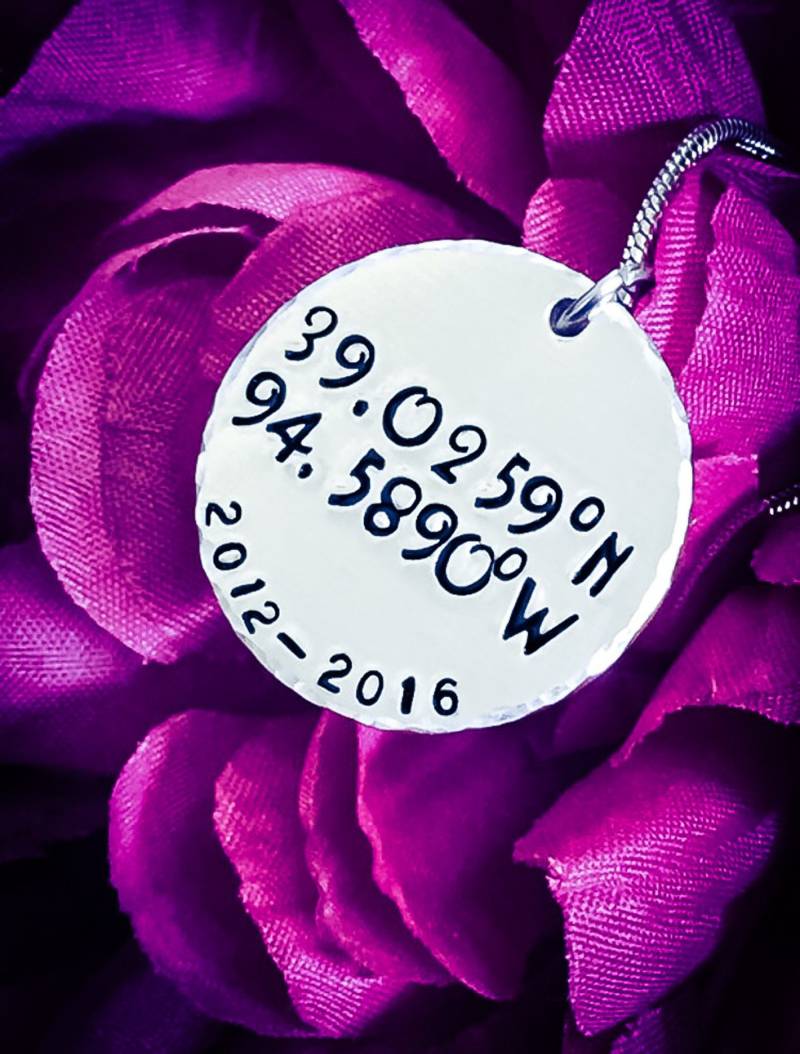 Benutzerdefinierte Koordinaten & Datum Hand Gestempelt Halskette. Längen-Breite-Halskette, Schmuck, Halskette, Geschenk Zum Abschluss Benutzerdefinierte Koordinaten & Datum Hand Gestempelt Halskette. Längen-Breite-Halskette, Schmuck, Halskette, Geschenk Zum Abschluss von BlossomWitchUK