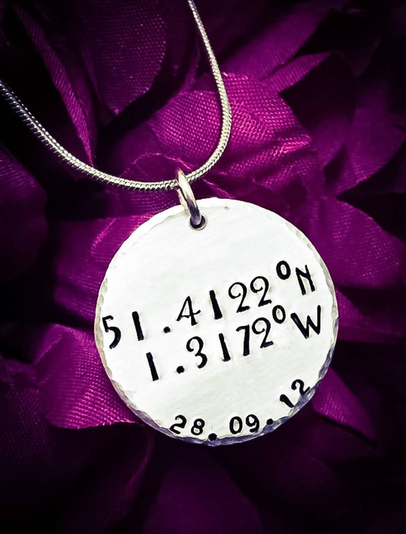 Benutzerdefinierte Koordinaten & Datum Hand Gestempelt Halskette. Längen Und Breitengrad Halskette, Geschenk Zum Jahrestag Benutzerdefinierte Koordinaten & Datum Hand Gestempelt Halskette. Längen Und Breitengrad Halskette, Geschenk Zum Jahrestag von BlossomWitchUK