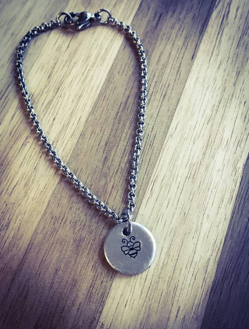 Handgestempeltes Bienenarmband Edelstahlrolo-Kette Handgestempeltes Bienenarmband Edelstahlrolo-Kette von BlossomWitchUK