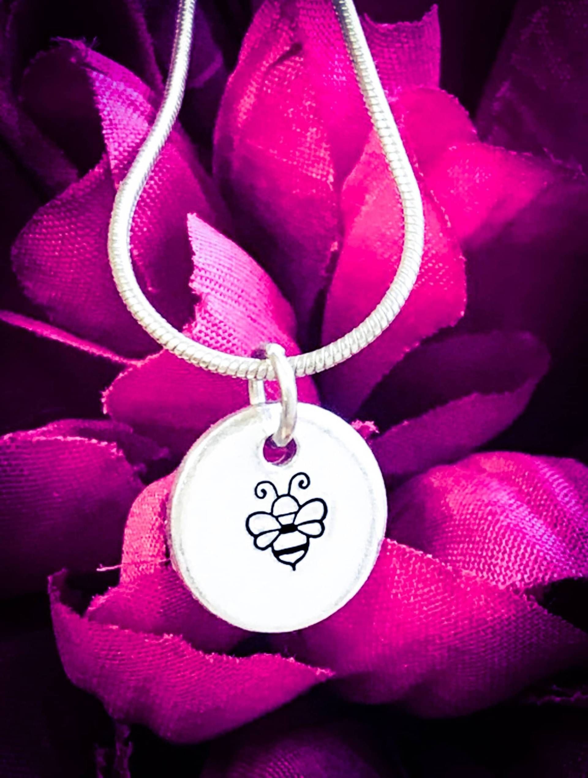Biene Hand Gestempelt Halskette. Halskette, Bienen Schmuck, Natur Hummel Geschenk, Manchester Biene, Einfache Halskette Biene Hand Gestempelt Halskette. Halskette, Bienen Schmuck, Natur Hummel Geschenk, Manchester Biene, Einfache Halskette von BlossomWitchUK
