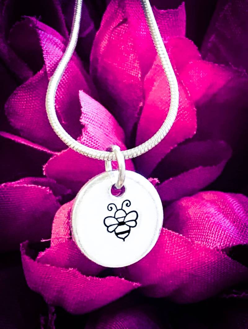 Biene Hand Gestempelt Halskette. Halskette, Bienen Schmuck, Natur Hummel Geschenk, Manchester Biene, Einfache Halskette Biene Hand Gestempelt Halskette. Halskette, Bienen Schmuck, Natur Hummel Geschenk, Manchester Biene, Einfache Halskette von BlossomWitchUK