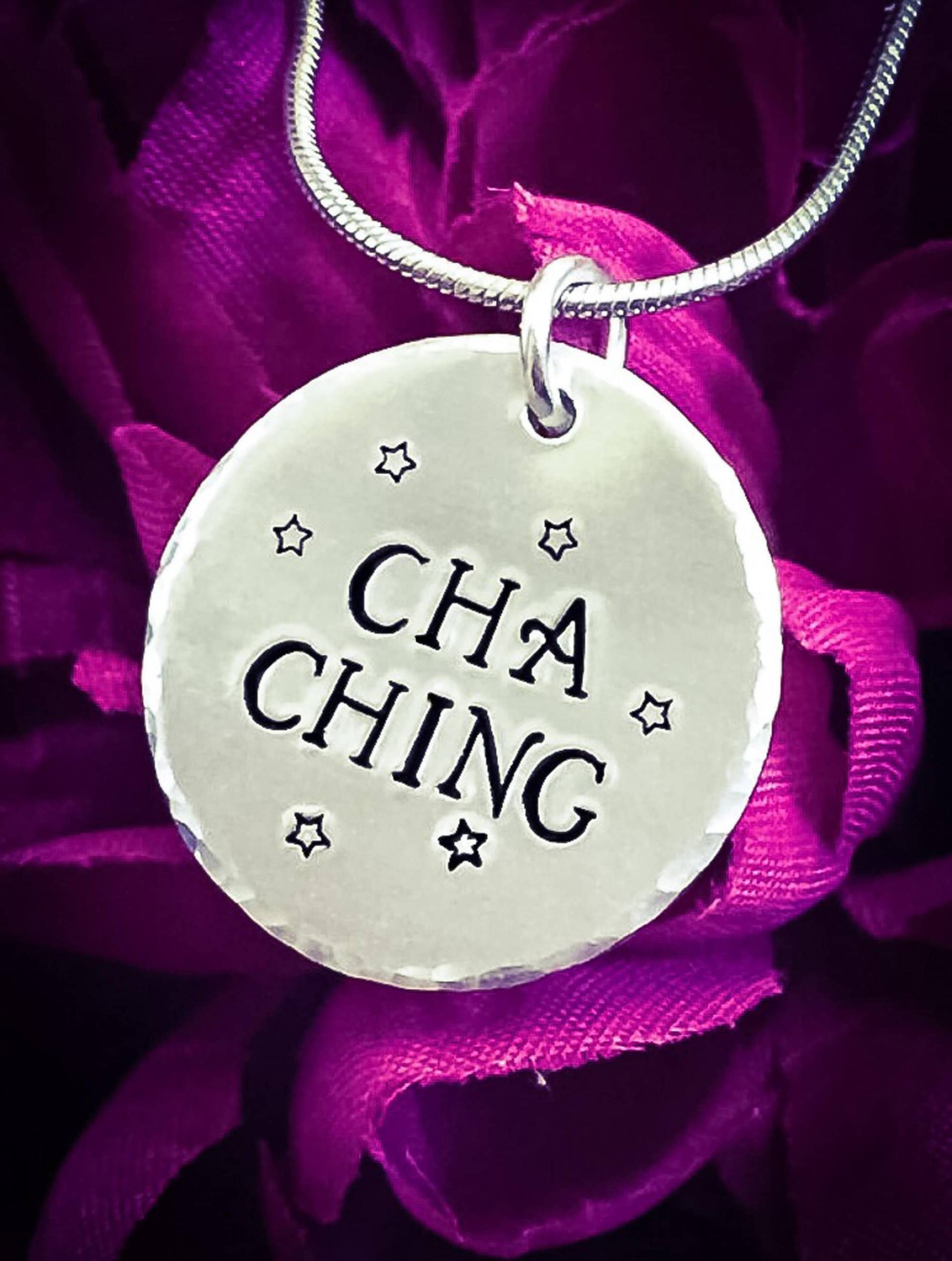 "Handgestempelte "Cha Ching"-Halskette Geschenk Für Geschäftsinhaber." "Handgestempelte "Cha Ching"-Halskette Geschenk Für Geschäftsinhaber." von BlossomWitchUK