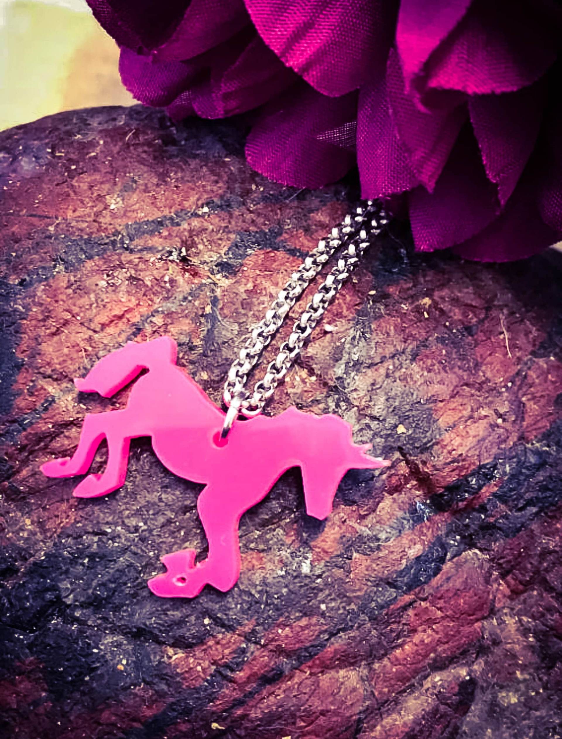Pink Acryl Einhorn Halskette Kawaii Edelstahl Schmuck Pink Acryl Einhorn Halskette Kawaii Edelstahl Schmuck von BlossomWitchUK