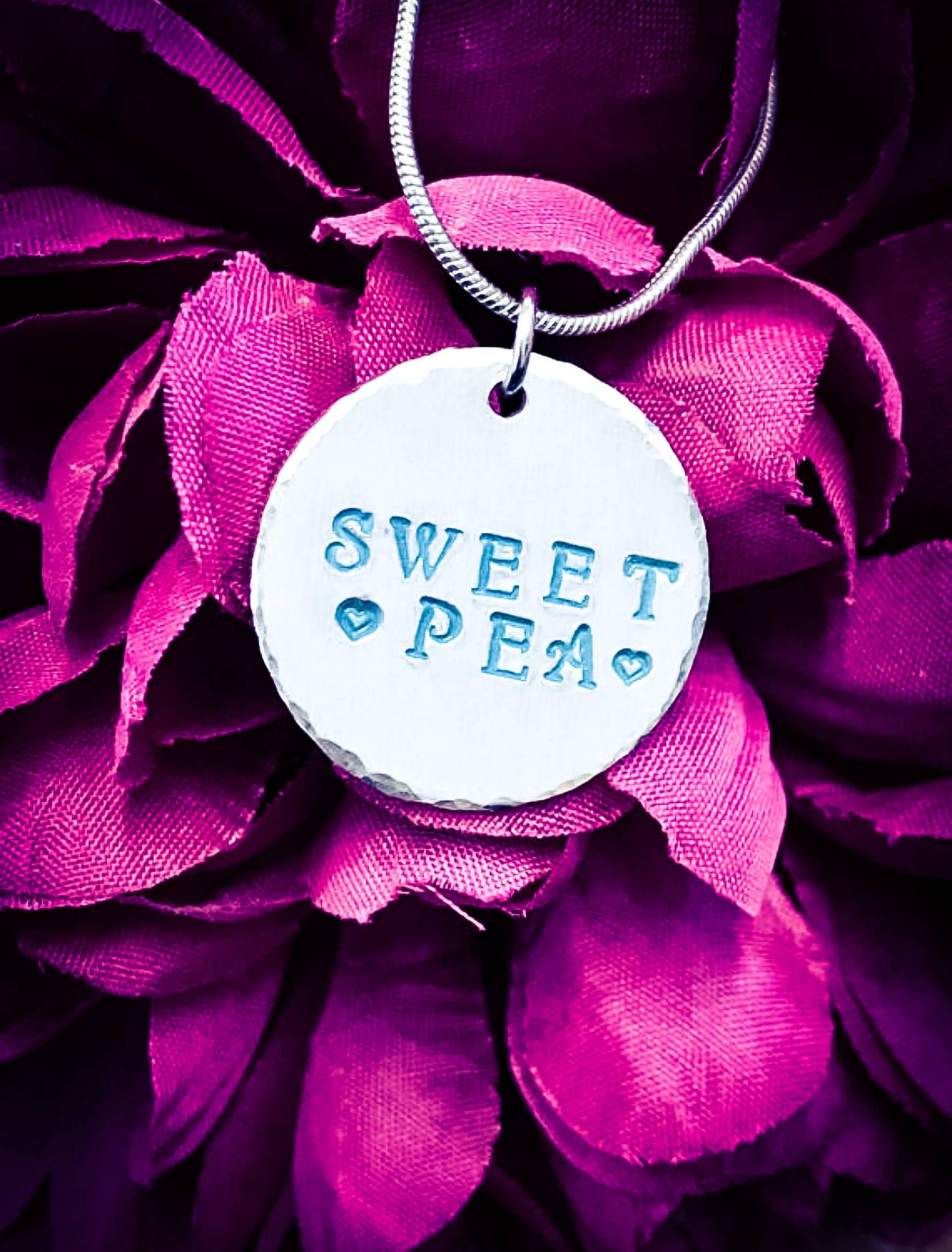 "Handgestempelte "Sweet Pea"-Aluminiumhalskette Türkis-Herzanhänger." "Handgestempelte "Sweet Pea"-Aluminiumhalskette Türkis-Herzanhänger." von BlossomWitchUK