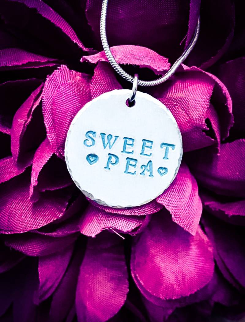 "Handgestempelte "Sweet Pea"-Aluminiumhalskette Türkis-Herzanhänger." "Handgestempelte "Sweet Pea"-Aluminiumhalskette Türkis-Herzanhänger." von BlossomWitchUK