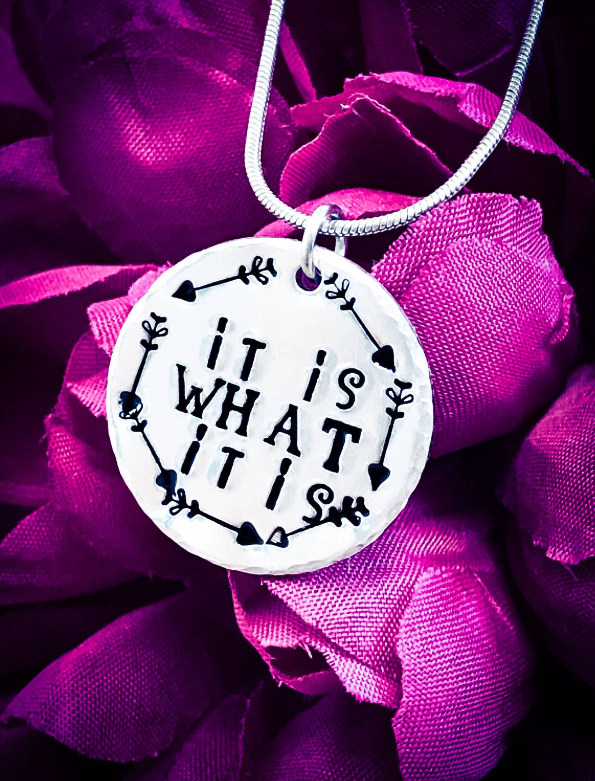 Es Ist Was Es Hand Gestempelt Halskette. Inspirierende Halskette, Inspirierendes Geschenk, Pfeil Motivationszitat, Motivationshalskette Es Ist Was Es Hand Gestempelt Halskette. Inspirierende Halskette, Inspirierendes Geschenk, Pfeil Motivationszitat, Motivationshalskette von BlossomWitchUK